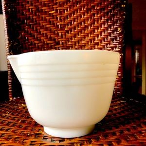 Vintage Pyrex mixing bowl with spout
